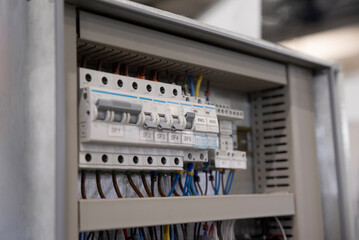 Connection of circuit breakers by means of mounting electrical wires in the control panel