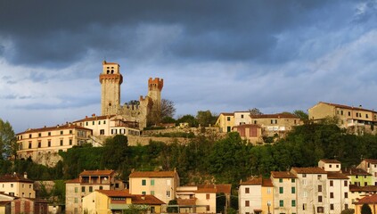 Antico borgo fortificato Castello di Nozzano, Lucca, Toscana, italia, Europa