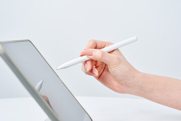 スタイラスペンを操作する女性の手元