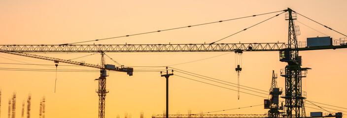 Construction process of high-rise buildings in the city