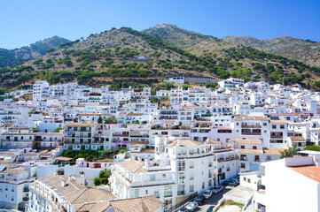 スペインにある山に囲まれた町の風景