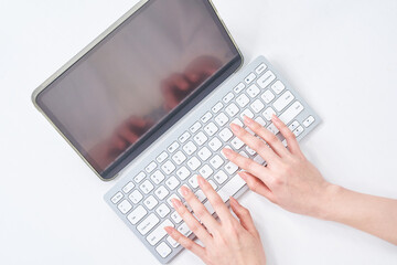 キーボードをタイピングする女性の手元