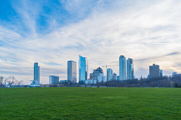 Fototapeta premium skyscrapers and high rise buildings of downtown milwaukee skyline viewed from veterans park at dusk