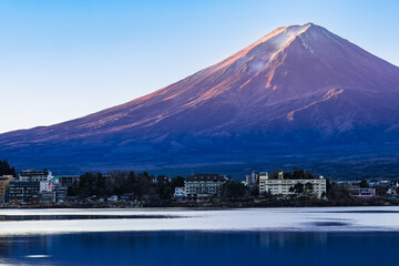 河口湖から眺める富士山　冬の朝 - obrazy, fototapety, plakaty