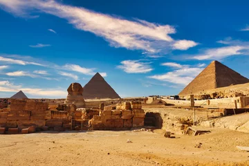 Foto op Canvas Spectacular view of the all 3 Great Pyramids of Khufu,Khafre and Menkaure along with the enigmatic Great Sphinx with background of brilliant blue skies on the Giza plateau at Cairo,Egypt © InnerPeace