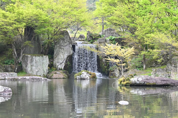 日本庭園を流れる滝