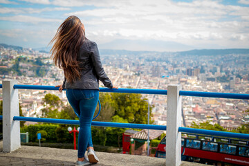 Hermosa mujer en Quito, Ecuador - obrazy, fototapety, plakaty