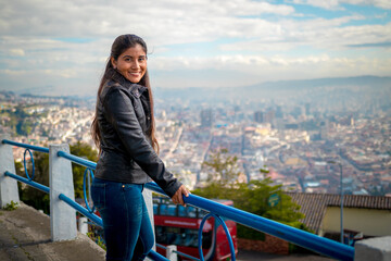 Hermosa mujer latina, con chaqueta de cuero en Quito