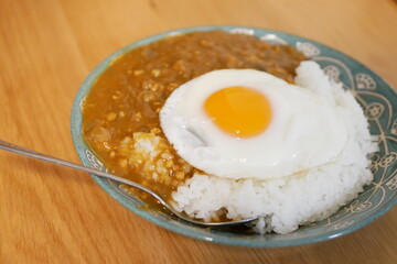 目玉焼きののった手作りカレーライス