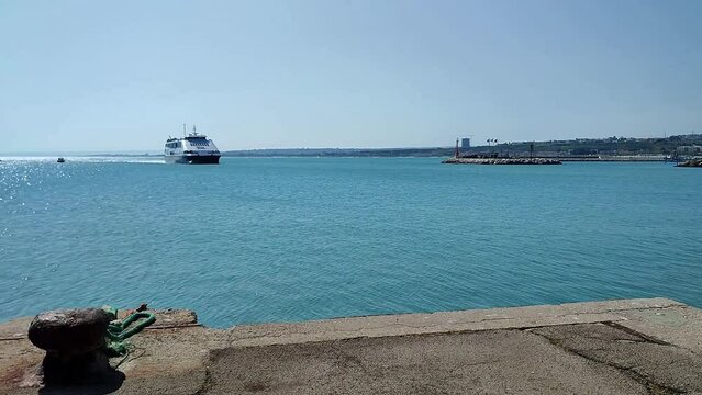 Termoli - Aliscafo per le Isole Tremiti in arrivo al porto