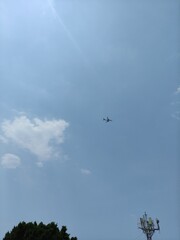 airplane in the sky, avión en el cielo
