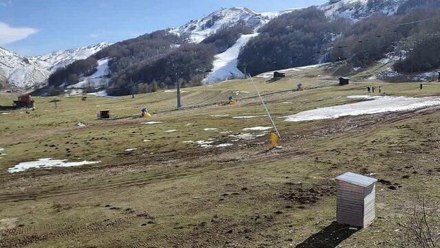 Campitello Matese - Panoramica della piana dal parcheggio degli impianti sciistici