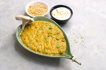 Healthy Quinoa dal khichdi. Made with quinoa, lentils, veggies, and spices, this quinoa dal khichdi...