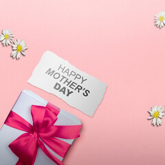 Paper with Happy Mother's Day text and a gift box - obrazy, fototapety, plakaty