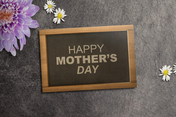 Small chalkboard with Happy Mother's Day text - obrazy, fototapety, plakaty