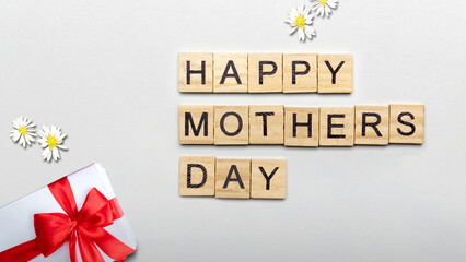 A row of wooden cubes with Happy Mother's Day text and a gift box - obrazy, fototapety, plakaty