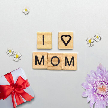 Wooden cubes with I Love Mom text and a gift box