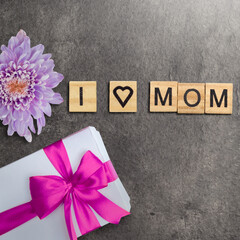 Wooden cubes with I Love Mom text and a gift box - 787868530