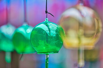 日本の初夏はガラス細工のカラフルな風鈴が心地よい音色を響かせます
