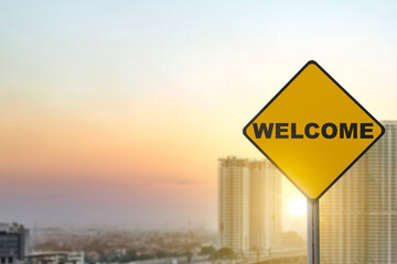 Yellow sign pole with welcome text - 787869317