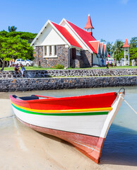 Eglise mythique de Cap Malheureux et barque de pêche, île Maurice 