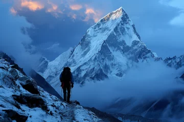 Tableaux ronds sur aluminium brossé Everest Evening view of Ama Dallam with tourist - way to mount Everest base camp.