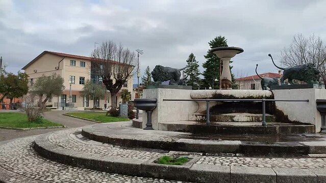 Vinchiaturo - Ottocentesca Fontana dei Leoni in Piazza Municipio