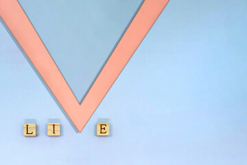 Vの字を真っすぐデザインしたLIVEの英語ブロックが左下にある薄紫の背景