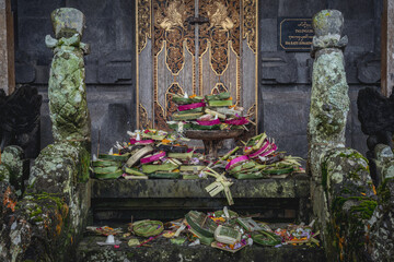 Traditional Balinese Offering Baskets at Temple Entrance (at Besakih Mother Temple) - obrazy, fototapety, plakaty