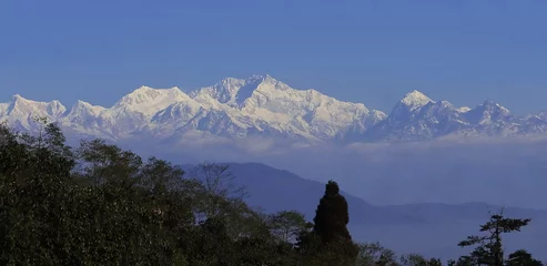Foto auf Alu-Dibond Kangchendzönga majestic snowcapped himalaya mountains, beautiful sleeping buddha range or mount kangchenjunga (world 3rd highest peak) from darjeeling in india