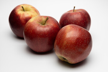 czerwone dojrzałe jabłka na białym tle. jabłko, makro, żółty, jabłek, owoc, czerwień, zieleń, lato, roślin
