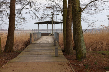 Pomost nad jeziorem Miedwie w słoneczny wiosenny dzień Stargard Zachodniopomorskie © MR. Stanek