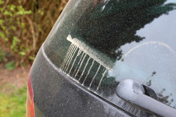 Saharastaub der sich in Süddeutschland nach Blutregen als dicke Schmutzschicht auf einem Auto...
