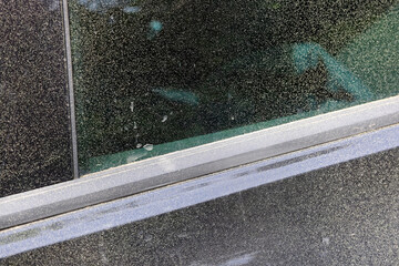 Saharastaub der sich in Süddeutschland nach Blutregen als dicke Schmutzschicht auf einem Auto niedergelassen hat und Pollen, Blütenstaub und nun eine Autowäsche von dem Autolack erforderlich macht.