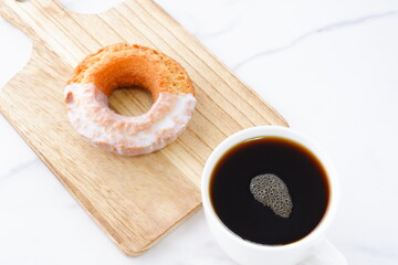 砂糖でコーティングされたオールドファッションドーナツと、淹れたてのコーヒーでコーヒーブレイク
