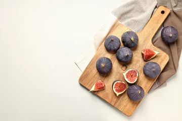  Fresh ripe figs on a wooden board © Atlas