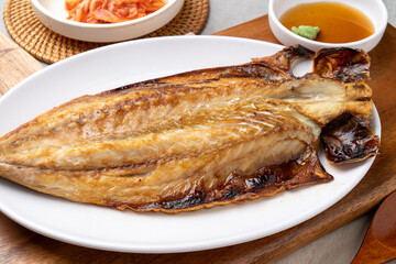 Samchi, fish, grilled, side dish, kimchi, perilla leaf, seasoned, beef, earthen pot, chopsticks, onion, soy sauce, wasabi, mackerel, flounder, Lim Yeonsoo, stew, pork belly, kalguksu,