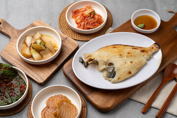 Samchi, fish, grilled, side dish, kimchi, perilla leaf, seasoned, beef, earthen pot, chopsticks, onion, soy sauce, wasabi, mackerel, flounder, Lim Yeonsoo, stew, pork belly, kalguksu,