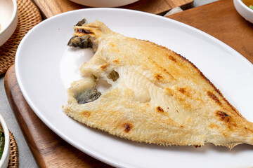 Samchi, fish, grilled, side dish, kimchi, perilla leaf, seasoned, beef, earthen pot, chopsticks, onion, soy sauce, wasabi, mackerel, flounder, Lim Yeonsoo, stew, pork belly, kalguksu,