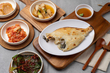 Samchi, fish, grilled, side dish, kimchi, perilla leaf, seasoned, beef, earthen pot, chopsticks, onion, soy sauce, wasabi, mackerel, flounder, Lim Yeonsoo, stew, pork belly, kalguksu,