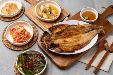 Samchi, fish, grilled, side dish, kimchi, perilla leaf, seasoned, beef, earthen pot, chopsticks, onion, soy sauce, wasabi, mackerel, flounder, Lim Yeonsoo, stew, pork belly, kalguksu,