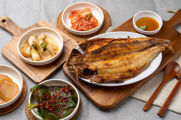 Samchi, fish, grilled, side dish, kimchi, perilla leaf, seasoned, beef, earthen pot, chopsticks, onion, soy sauce, wasabi, mackerel, flounder, Lim Yeonsoo, stew, pork belly, kalguksu,