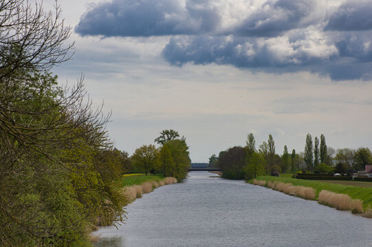 Blick auf die Bundeswasserstraße Elster Saale Kanal, am Sperrtor bzw. Sperrwerk West bei Günthersdorf, Sachsen Anhalt, Deutschland