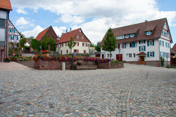 Der Marktplatz Vorplatz am neuen Rathaus der Stadt Neubulach im Nordschwarzwald