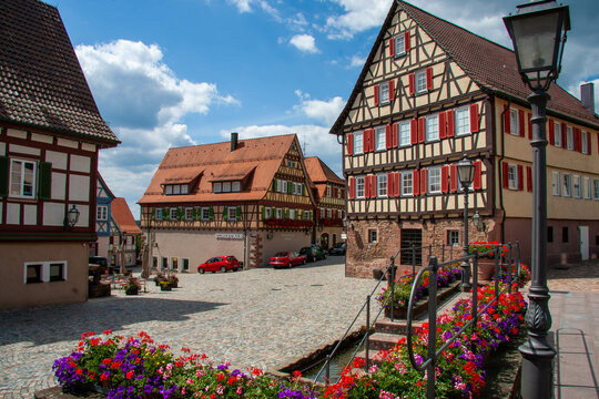 Altes Rathaus und Vogtei am Marktplatz der Stadt Neubulach im Nordschwarzwald