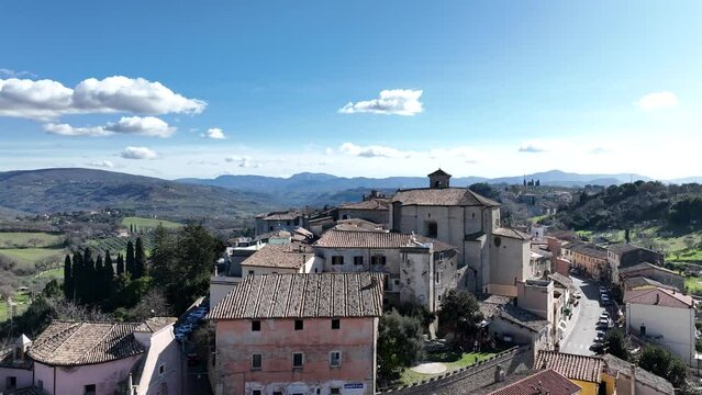 L'antico borgo di Castelnuovo di Farfa in Sabina, Lazio, Italia.
Vista aerea dal drone del paese di Castelnuovo di Farfa, famoso per la produzione dell'olio extravergine di Oliva dop.