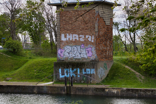 Lost place, Bundeswasserstraße Elster Saale Kanal, Sperrtor bzw. Sperrwerk West bei Günthersdorf, Sachsen Anhalt, Deutschland