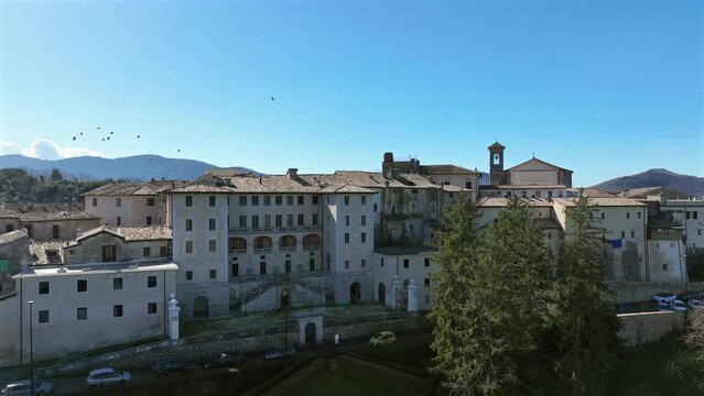 L'antico borgo di Castelnuovo di Farfa in Sabina, Lazio, Italia.
Vista aerea dal drone del paese di Castelnuovo di Farfa, famoso per la produzione dell'olio extravergine di Oliva dop.
