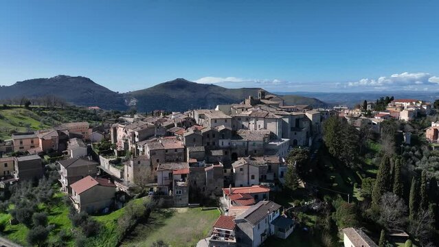 L'antico borgo di Castelnuovo di Farfa in Sabina, Lazio, Italia.
Vista aerea dal drone del paese di Castelnuovo di Farfa, famoso per la produzione dell'olio extravergine di Oliva dop.