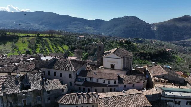 L'antico borgo di Castelnuovo di Farfa in Sabina, Lazio, Italia.
Vista aerea dal drone del paese di Castelnuovo di Farfa, famoso per la produzione dell'olio extravergine di Oliva dop.